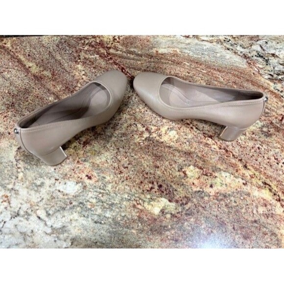 DONALD J. PLINER Corin Beige Leather  block heels SZ 9 1/2M - Picture 4 of 14